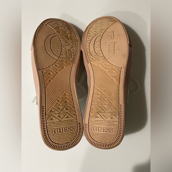 GUESS FACTORY WOMENS GREATLY QUILTED SNEAKERS. - Picture 6 of 6